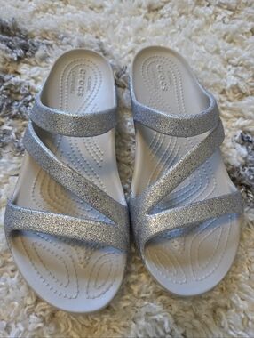 Crocs Women's Silver Sandal (Kadee II Glitter) Size 8 WOMENS
